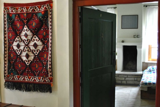 Rokka guesthouse & wool weaving (loom) in Elafotopos village, Zagorochoria, Greece